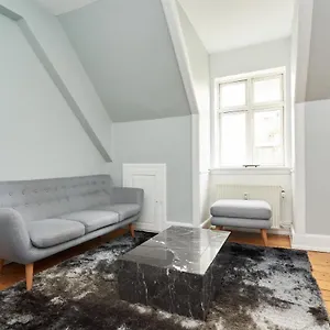 Stylish 5 Person In Vibrant Urban Area , Copenhague Danemark